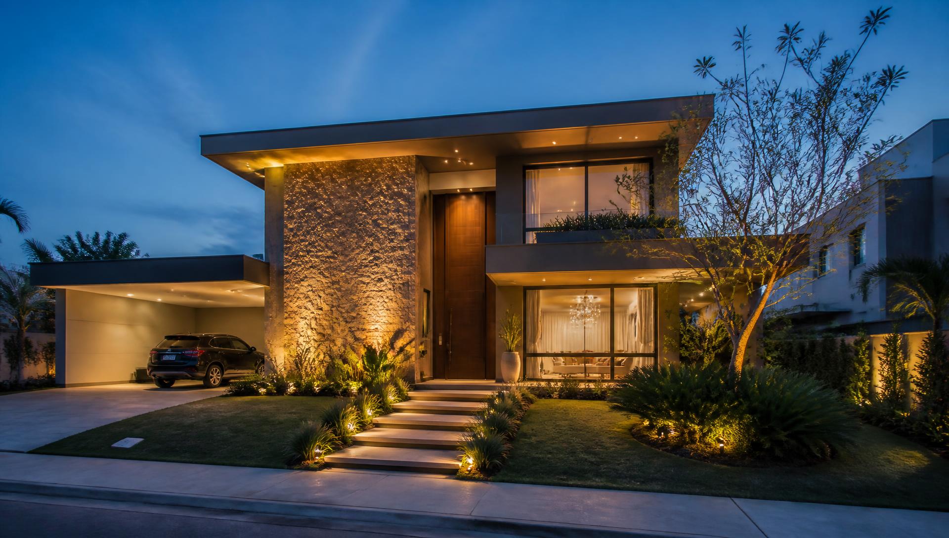 Casa de alto padrão iluminada ao entardecer